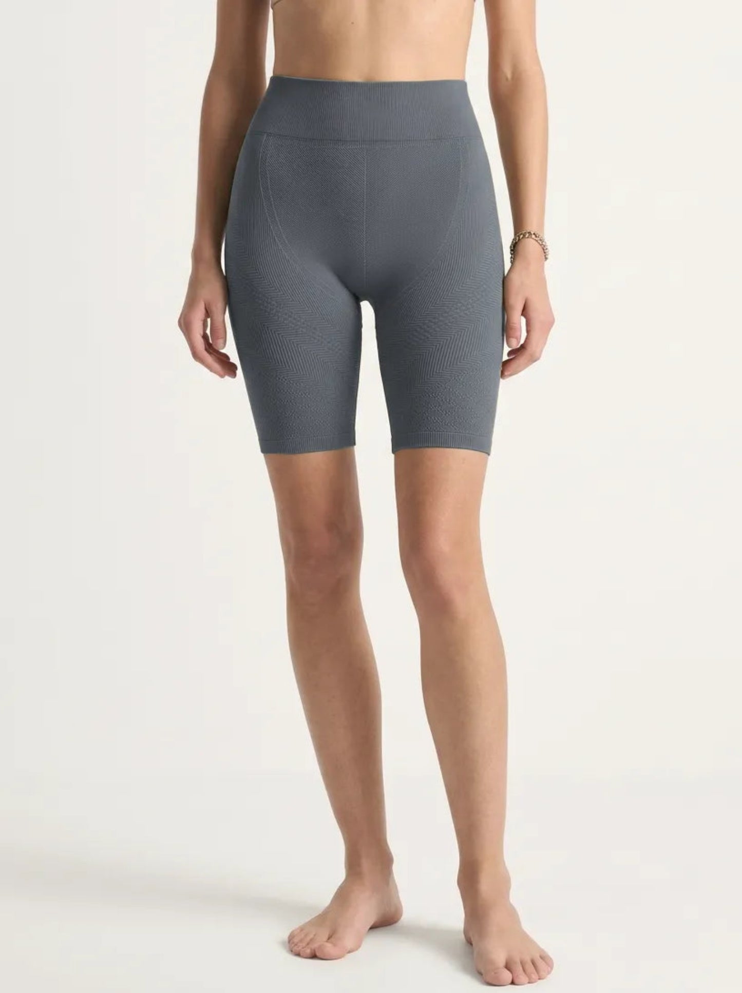 Die Aura Serie: Sculpting Shorts mit Cut-Outs