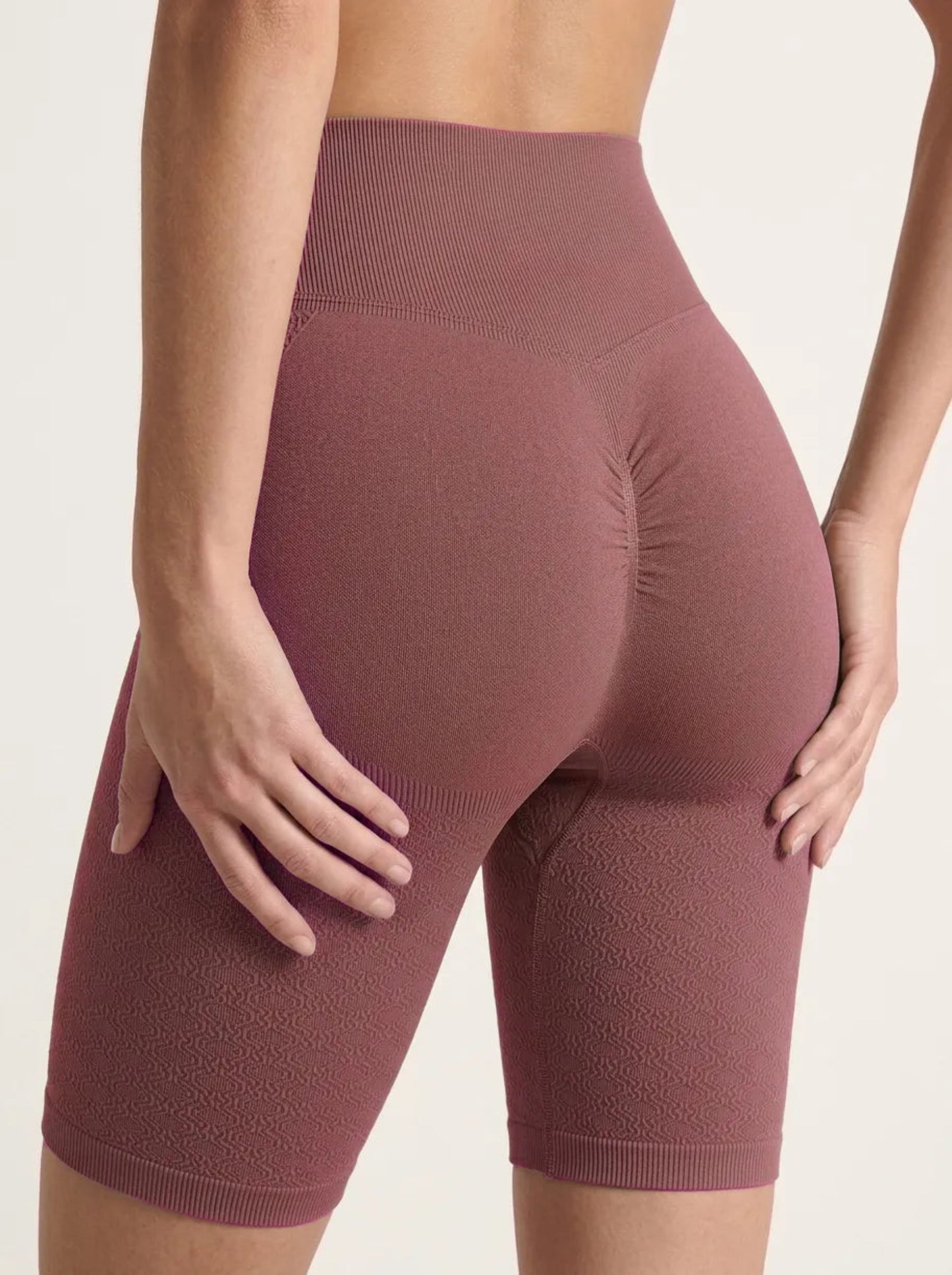 Die Aura Serie: Sculpting Shorts mit Cut-Outs