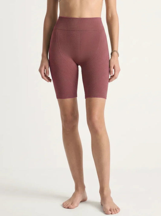 Die Aura Serie: Sculpting Shorts mit Cut-Outs