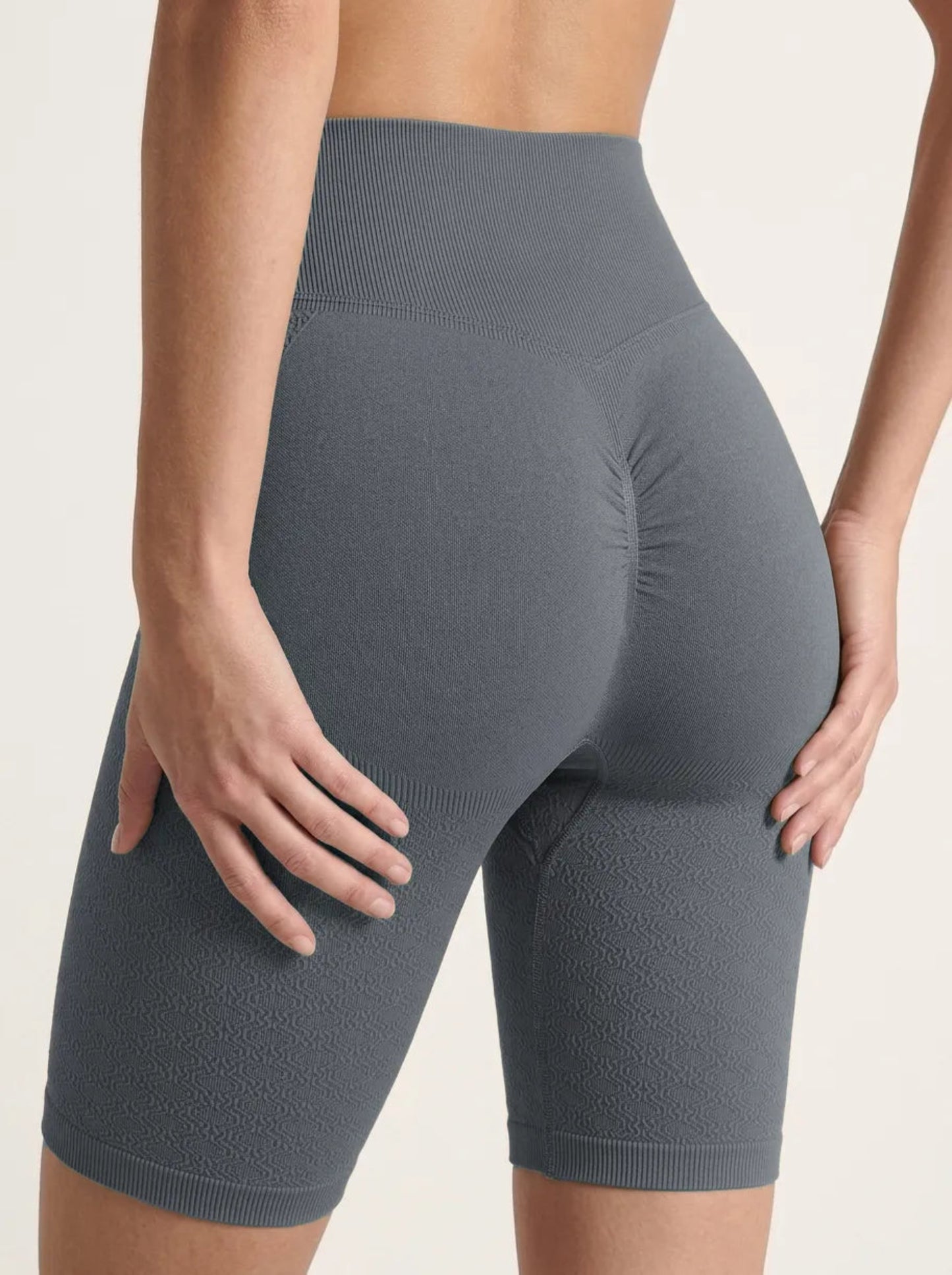 Die Aura Serie: Sculpting Shorts mit Cut-Outs