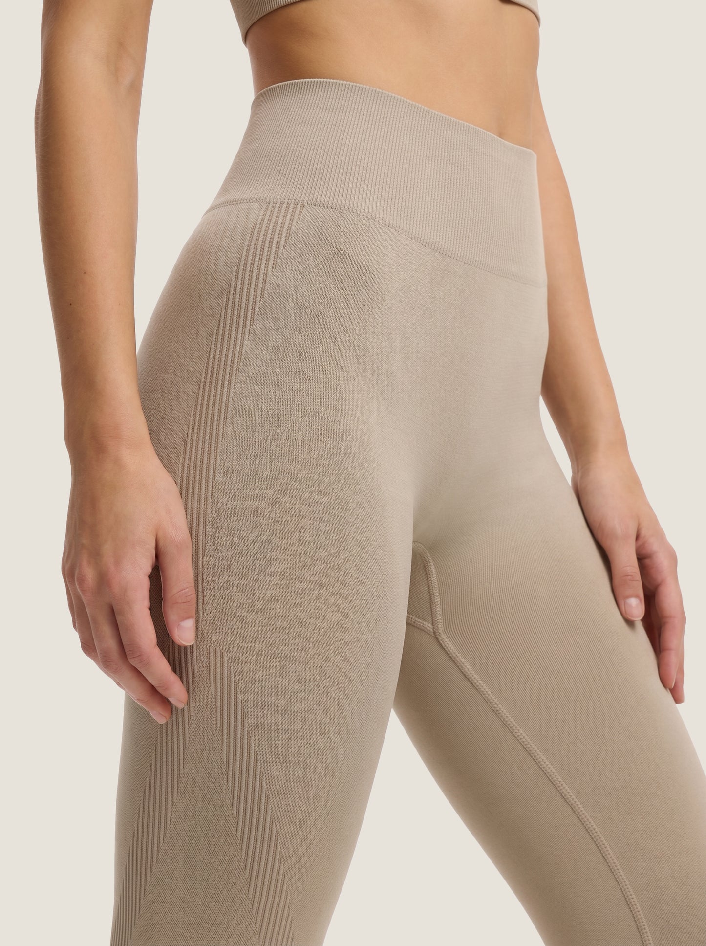 Die Aura Serie: Contour-Rib Leggings