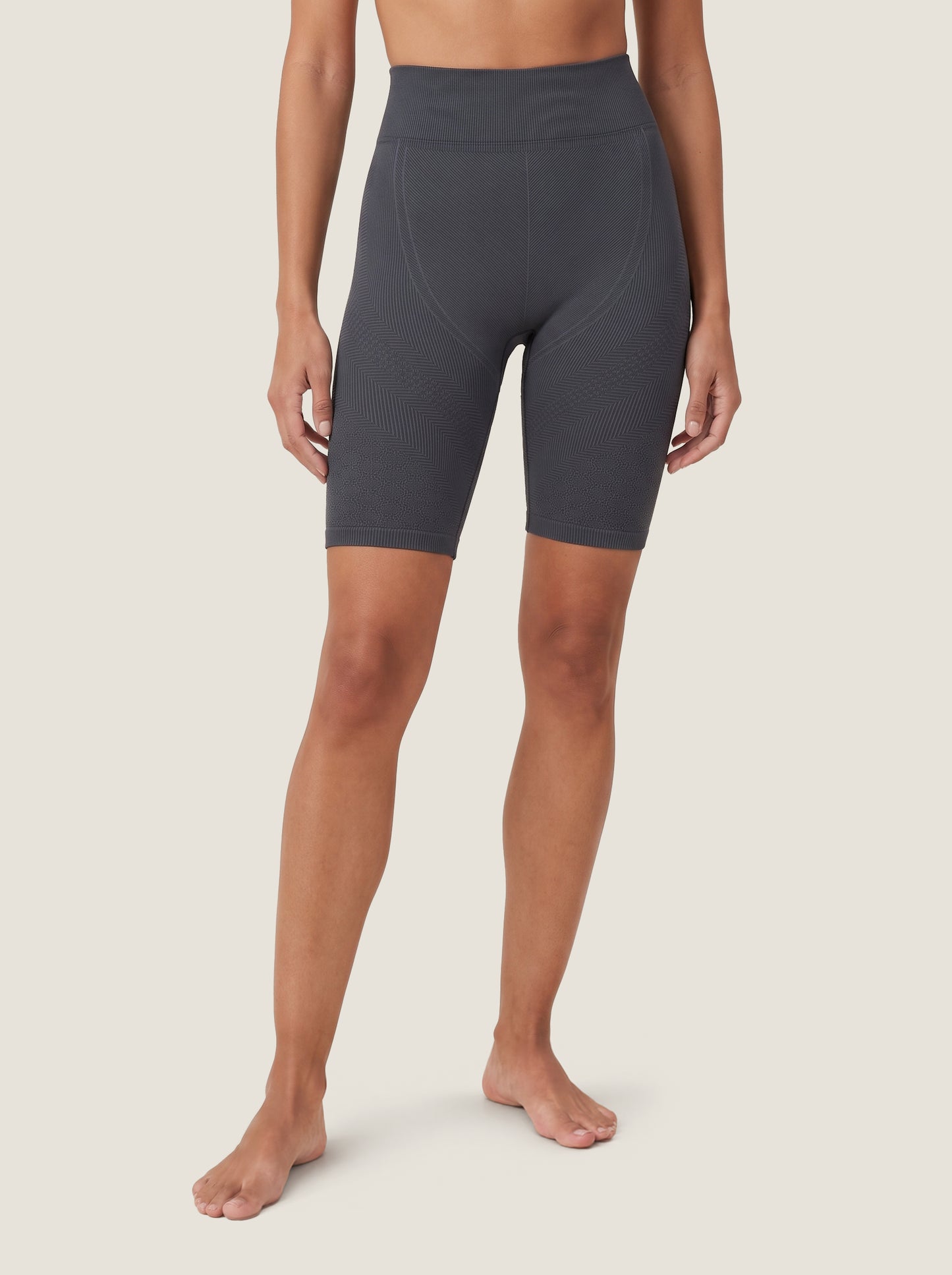 Die Aura Serie: Sculpting Shorts mit Cut-Outs