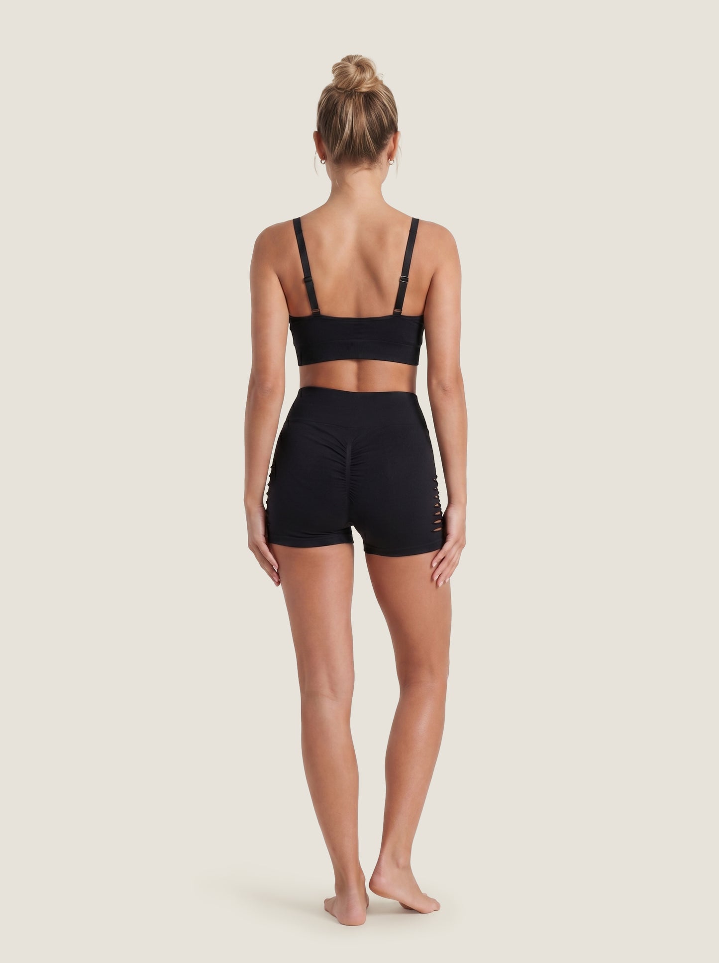 Die Aura Serie: Sculpting Shorts mit Cut-Outs