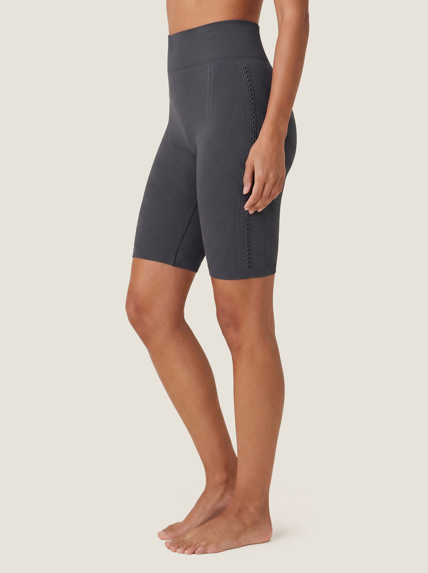 Die Aura Serie: Sculpting Shorts mit Cut-Outs