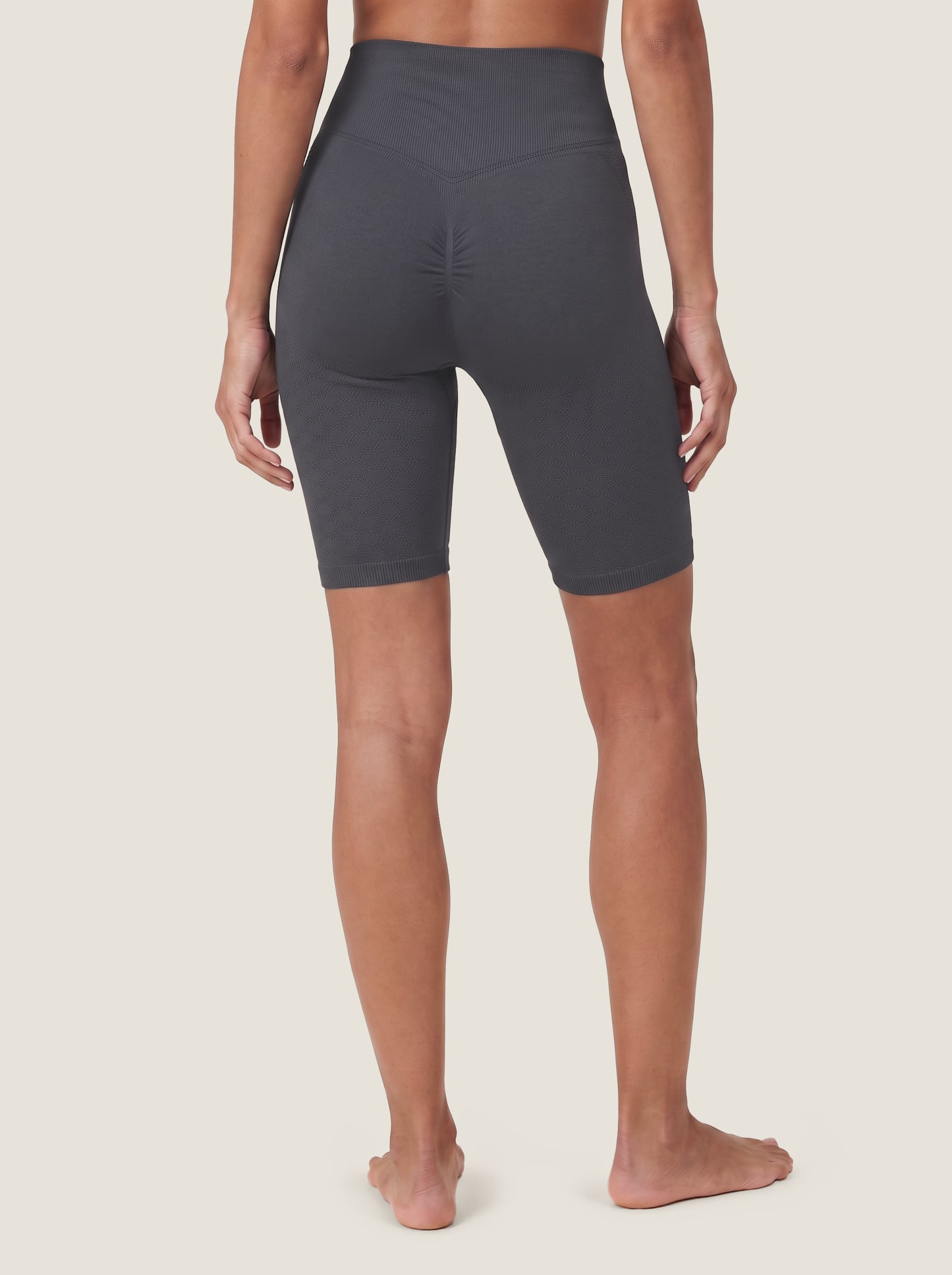 Die Aura Serie: Sculpting Shorts mit Cut-Outs