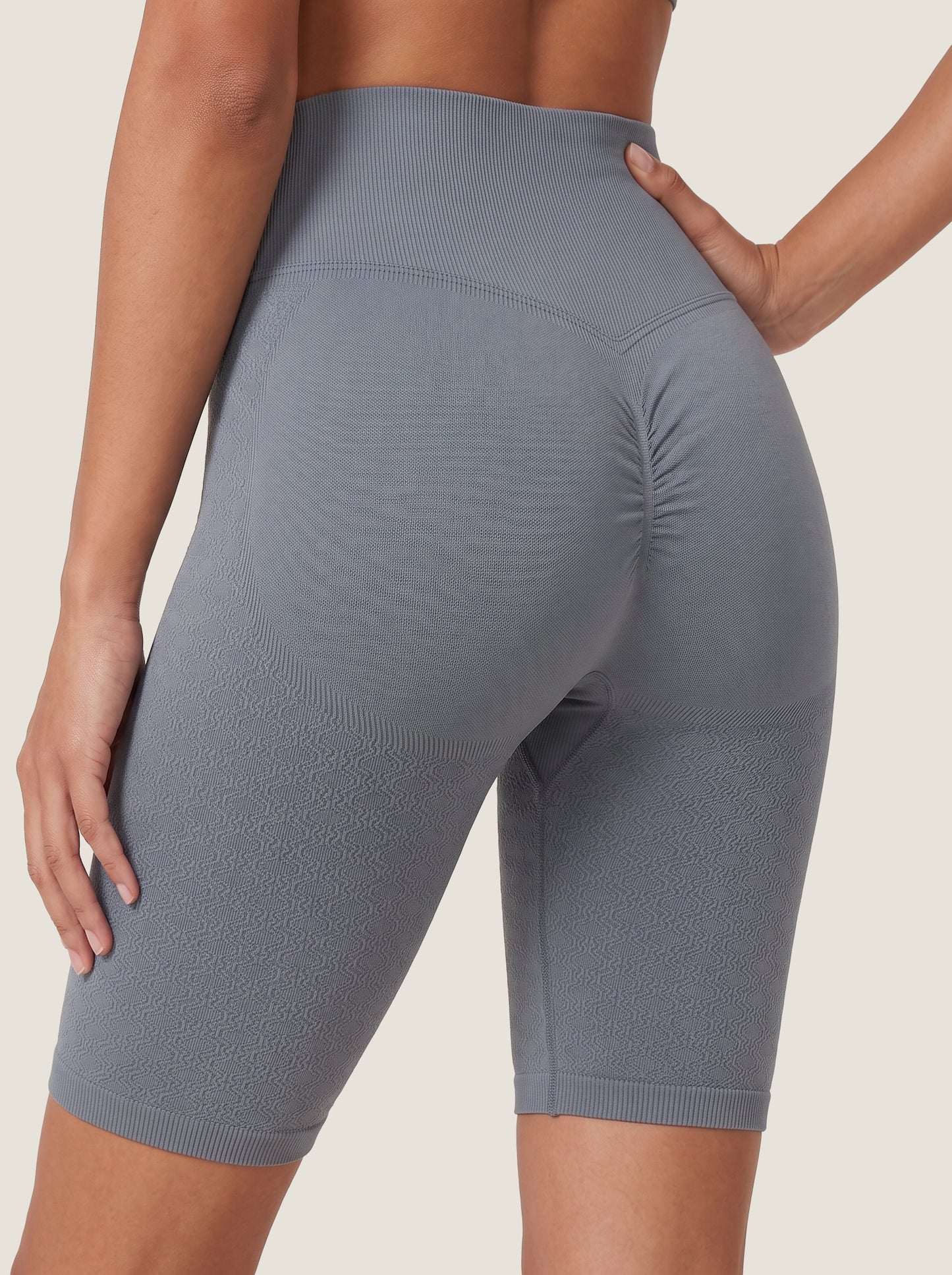 Die Aura Serie: Sculpting Shorts mit Cut-Outs