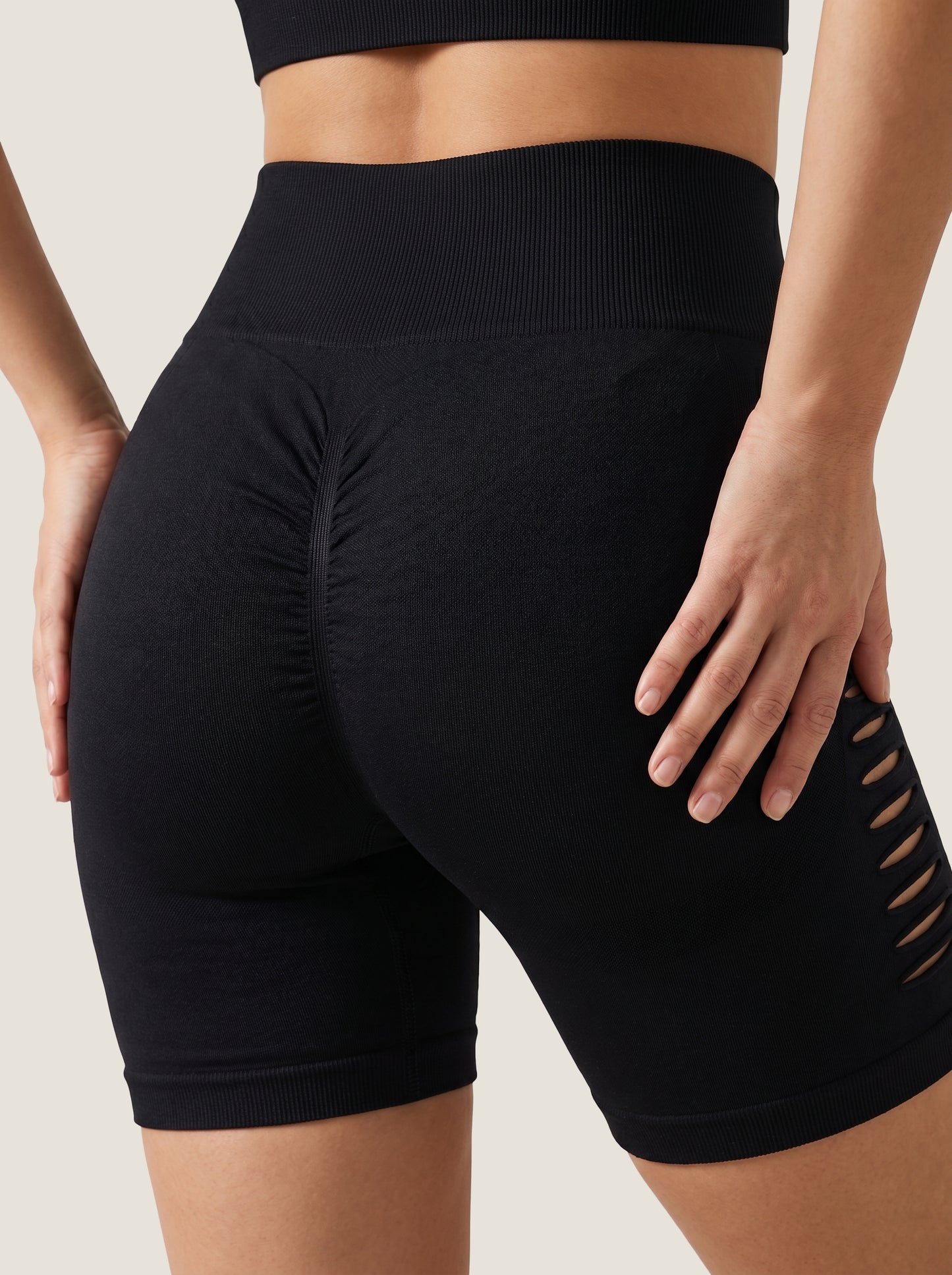 Die Aura Serie: Sculpting Shorts mit Cut-Outs
